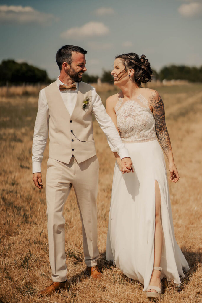 Hochzeitsfoto Trier Woodyfull Paar auf dem Feld