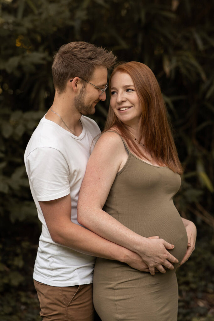 Babybauchshooting im Park Fotografin Trier