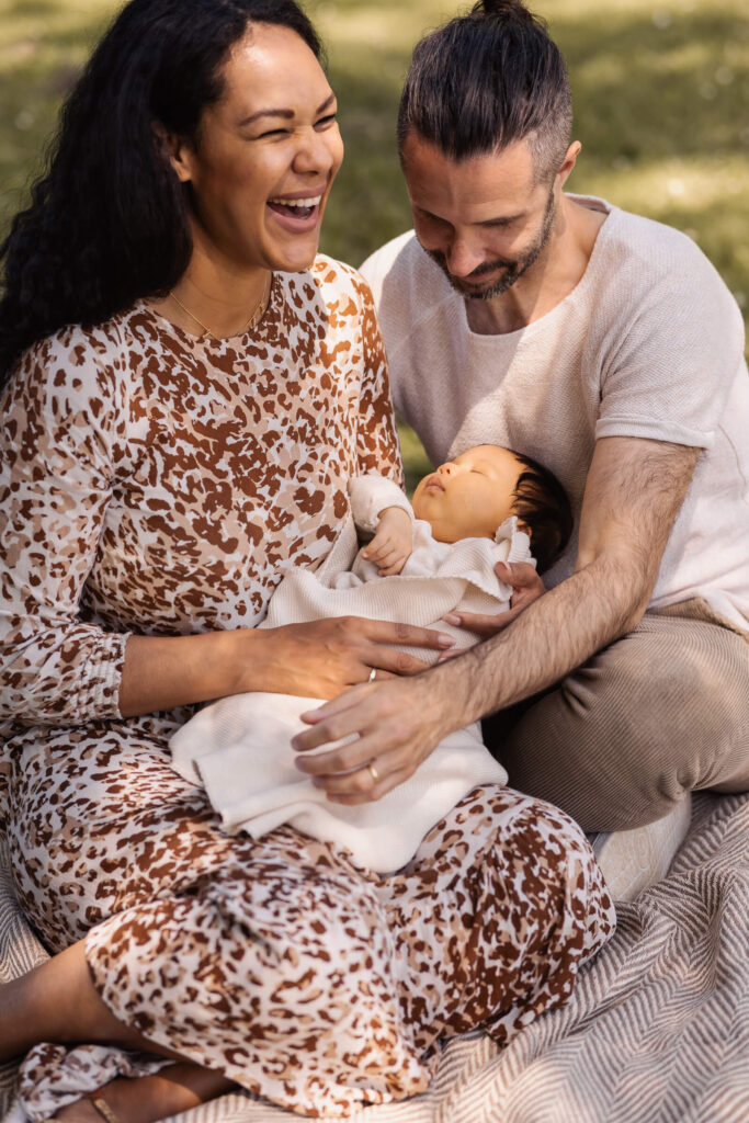 Familienshooting newborn Outdoor in Trier lachende Familie