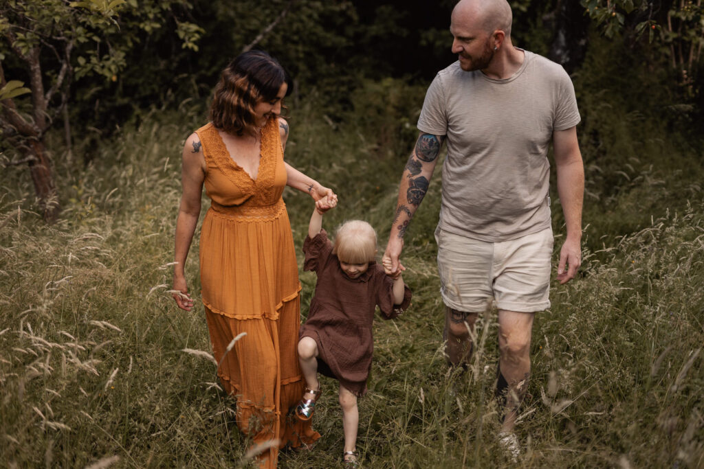 Familien Fotoshooting Trier im Grünen Mama Papa Tochter