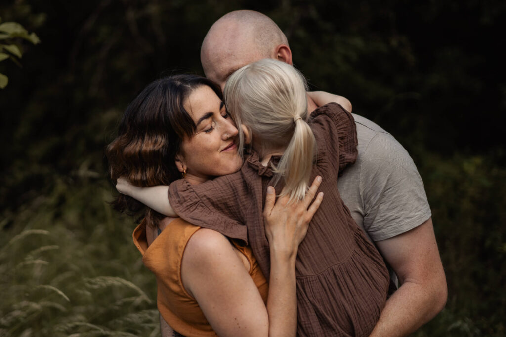 Familien Fotoshooting Trier im Grünen innige Momente