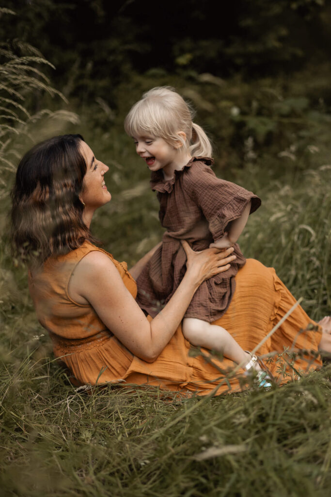 Familien Fotoshooting Trier im Grünen Mama Tochter