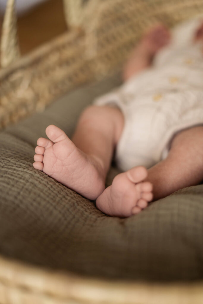 Newborn Babyfotos Trier Homestory Füßchen