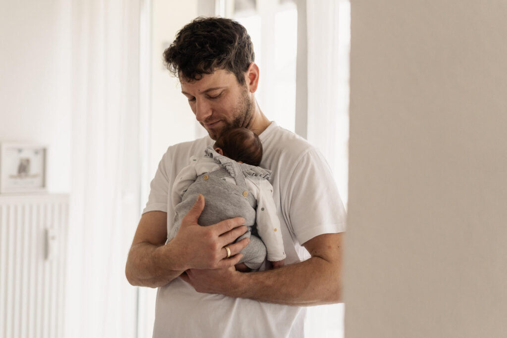 Newborn Babyfotos Trier Homestory Papa Baby
