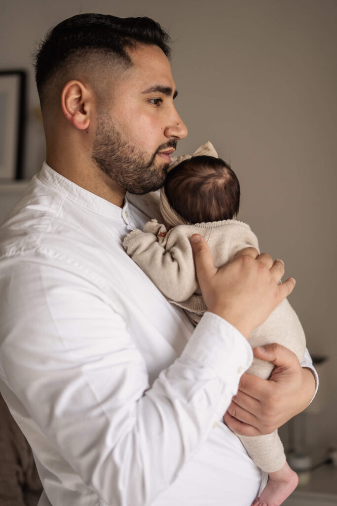Babyfotos newborn trier Papa mit Baby