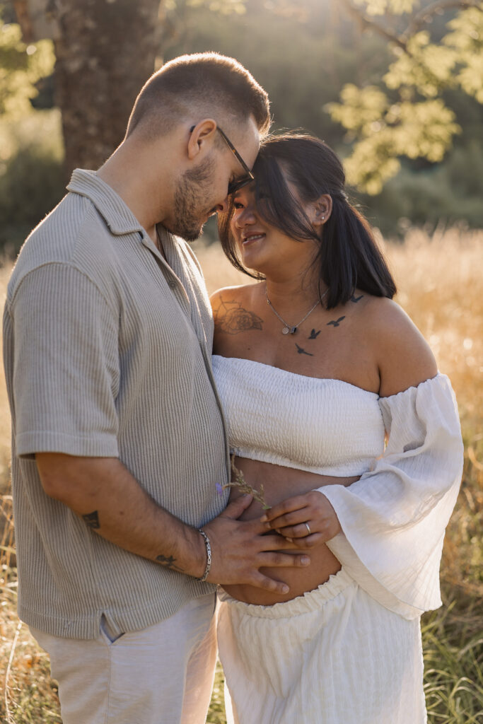 Paar beim Babybauchshooting Trier
