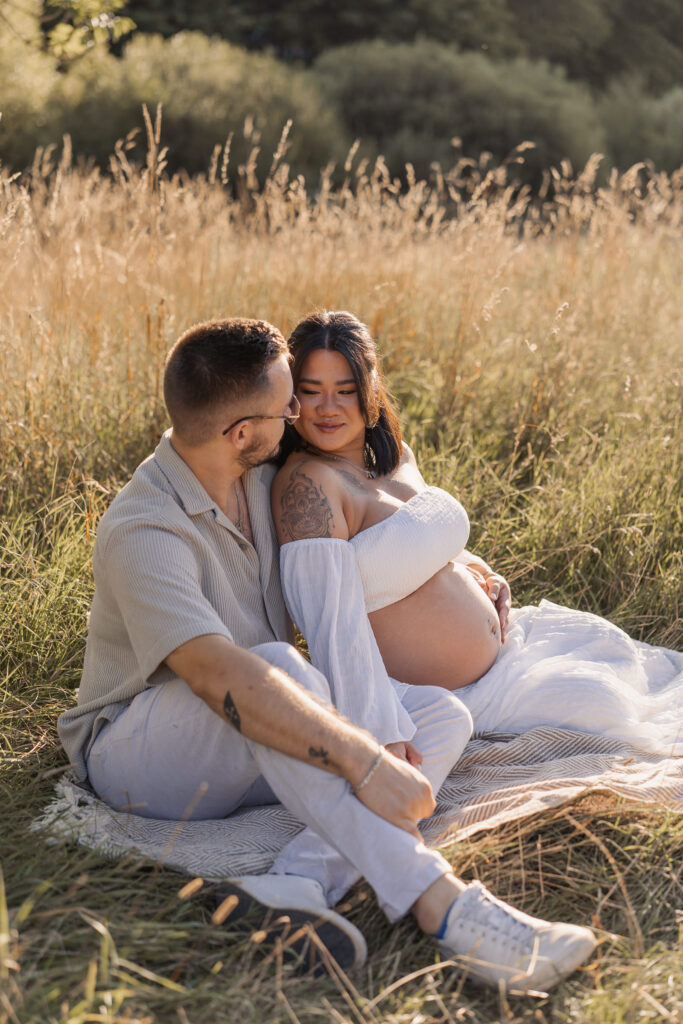 Babybauchshooting Bild sitzend Paar Trier