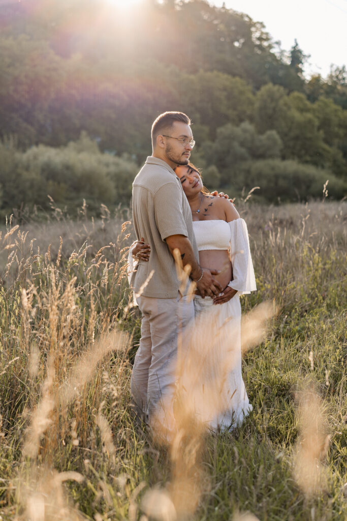 Paar im Feld Babybauchshooting Trier