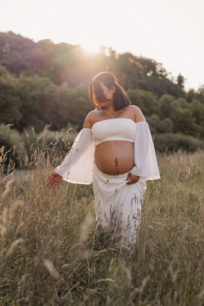 Babybauch Frau weißes Kleid Fotografin Trier